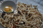 замешивание запеканки с макаронами